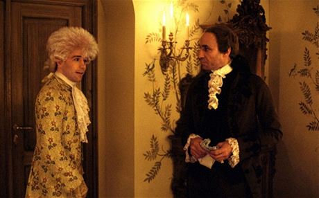 Z Formanova fillmu Amadeus: Tom Hulce jako Mozart, F. Murray Abraham jako...