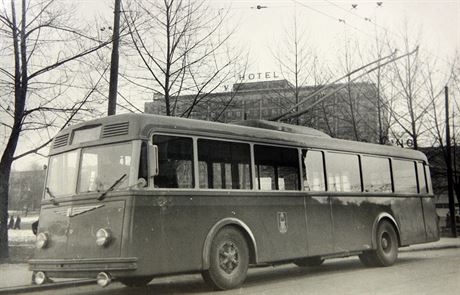 Trolejbus na zlnskm nmst Prce pod Velkm kinem