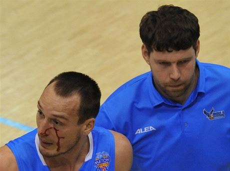Prostjovský basketbalista Duan Pandula si ze zápasu s Dínem odnáí krvavý...