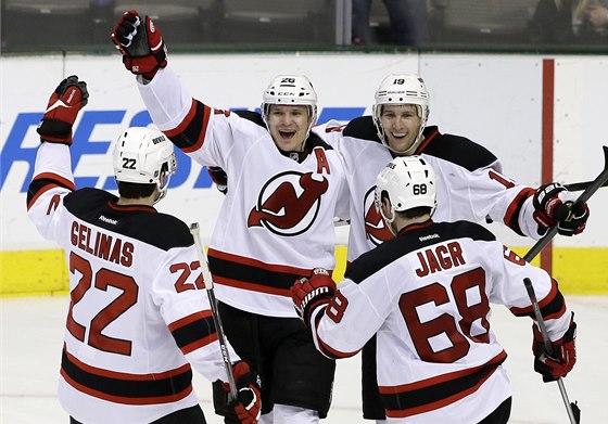 Rozhodujcí branku slaví Eric Gelinas, Patrik Eliá, Jaromír Jágr a Travis Zajac