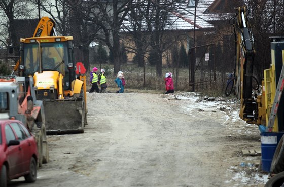 Dti se ne lapanické kole uí, vedle burácejí pracovní stroje