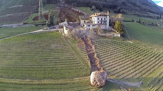 Nad italskou obcí Tramin se utrhl kus skály a skutálel se do údolí.
