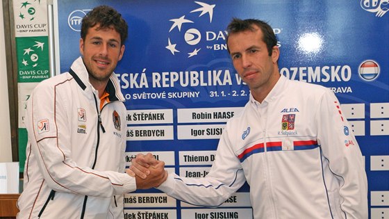 Radek tpánek (vpravo) a Robin Haase po losování daviscupového duelu mezi