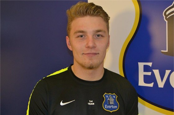 Branká Jindich Stank ve sportovní souprav Evertonu