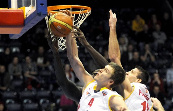 Pardubití basketbalisté Martin Peterka (vlevo) a Zbynk Pospíil pod brnnským...