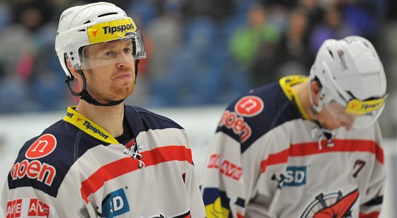 Trápení hokejistů Chomutova nekončí, na snímku smutný útočník Jozef Balej (vlevo).