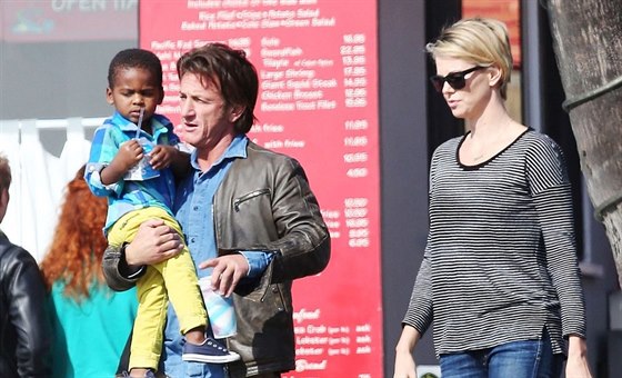 Sean Penn, Charlize Theronová a její syn Jackson (28. ledna 2014)