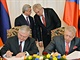 Armnsk prezident Ser Sarkisjan(vzadu vlevo) a esk prezident Milo Zeman...