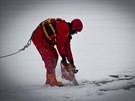 Obdobným výcvikem jako v Bílovci procházejí kadou zimu profesionální hasii z...