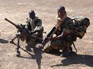 Malijští vojáci s kulometem M2HB