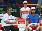 KLID NA LAVICE. Tomá Berdych a  Jaroslav Navrátil v Davis Cupu v utkání proti...