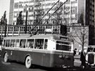 Na snímku z roku 1946 trolejbus jedoucí po námstí Práce ve Zlín. Trolejbusová...