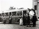 Na snímku první trolejbusová svatba ve Zlín