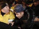 Zpvák Justin Bieber pijel ve stedu 29. ledna k výslechu na policejní stanici...