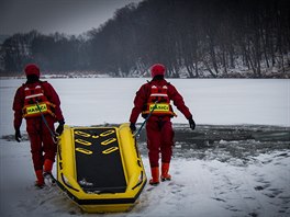 I s nimi se ale cviící hasii vrhli do ledové vody.