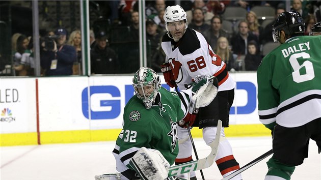 Brank Dallasu Kari Lehtonen se ohl za stelou, kterou ho pekonal Trevis Zajac (mimo zbr). Ped brankou je Jaromr Jgr.