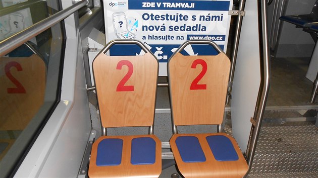 Jedna z testovanch sedaek v ostravsk tramvaji. Polstrovn sedku je dlen, oprka polstrovan nen.