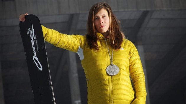 Medaile, kterou má Eva Samková na krku, je za druhé místo na amerických X Games.
