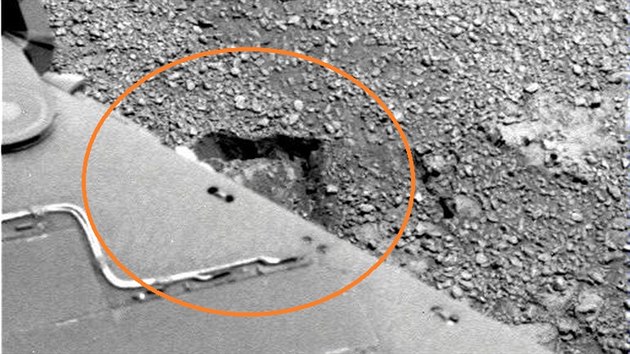 Mezi snmky z roveru Opportunity se nadencm v poslednch dnech podailo objevit jeden, kter mon odpovd na otzku po pvodu zhadnho kamene. Na tomto snmku se zd bt vidt prohlube v povrchu Marsu, kde mohl kmen leet ped tm, ne ho uvolnila koleka voztka.