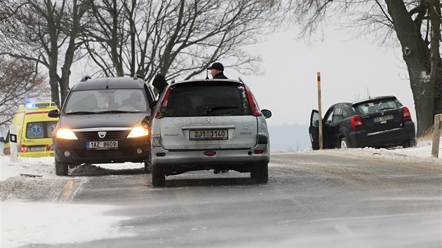 Na zavátých a kluzkých silnicích se stala řada dopravních nehod. Takto dopadly vozy u Jamného na Žďársku.