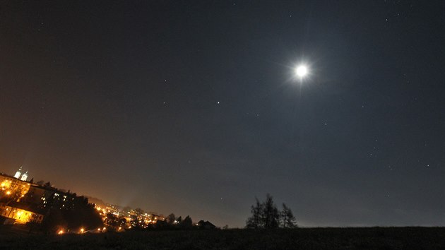 Msíc a Orion pi jedné z mála jasných lednových nocí.