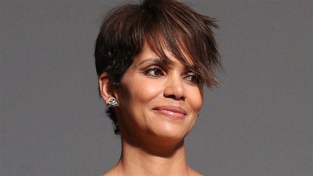 Halle Berry dostala v Mexiku cenu Stbrnho jagura, v USA ji pitom ek jedin anticena Zlat malina.