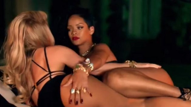Kdy se spolu v posteli octnou dv slavn sexy zpvaky jako je Shakira a Rihanna, spch videa je zaruen.