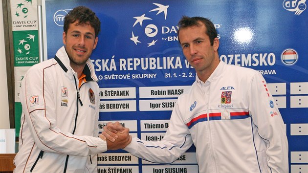 Radek tpánek (vpravo) a Robin Haase po losování daviscupového duelu mezi