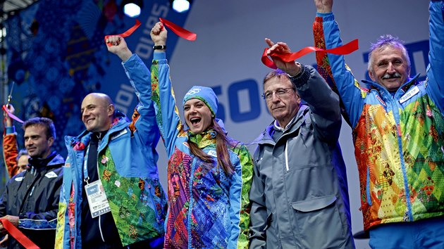 Tykask ampionka Jelena Isinbajevov (uprosted) v Soi slavnostn zahjila provoz olympijsk vesnice. 

