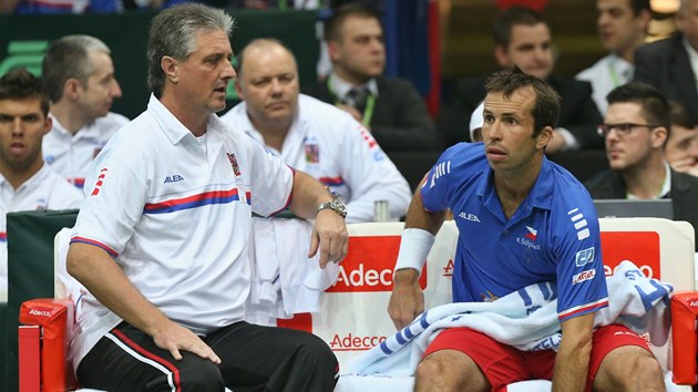 RADY NEHRAJCHO KAPITNA. Radek tpnek a Jaroslav Navrtil (vlevo) v utkn Davis Cupu proti Nizozemsku.