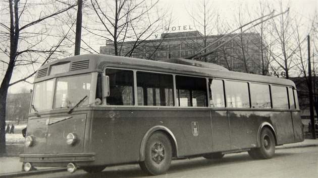 Trolejbus na zl�nsk�m n�m�st� Pr�ce pod Velk�m kinem