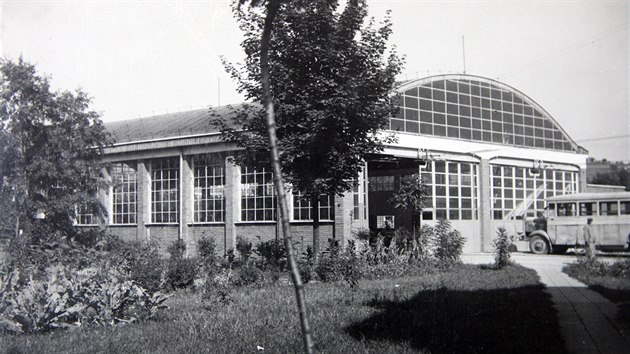 Velk spolen gar pro zlnsk trolejbusy u Baovy nemocnice na fotografii z roku 1946. Dopravn podnik m dodnes sdlo v tamj lokalit.