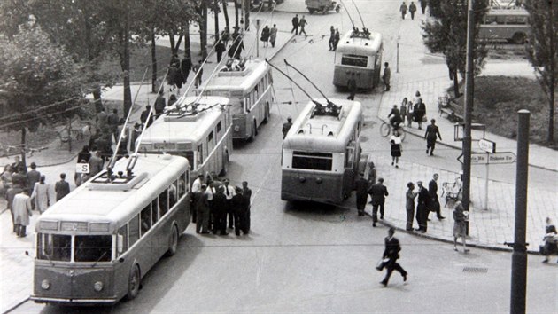 Takto dve vypadaly trolejbusov doprava a zastvky linek v ulici Dlouh v centru.