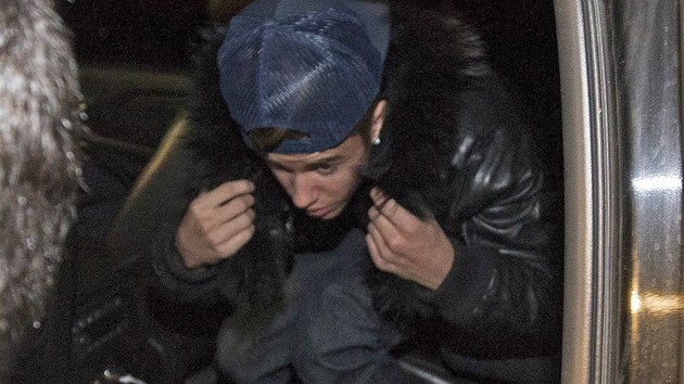 Justin Bieber pijd ve stedu 29. ledna 2014 na policejn stanici v Torontu.