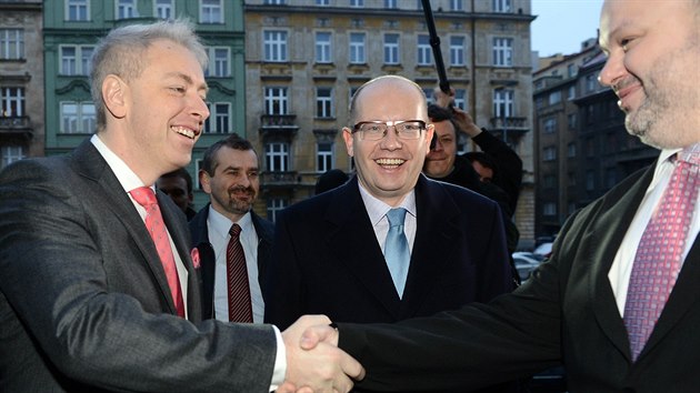 Ministr vnitra Milan Chovanec (vlevo) byl 30. ledna v Praze uveden premirem Bohuslavem Sobotkou (uprosted) do svho adu. Vpravo je odchzejc ministr Martin Pecina.