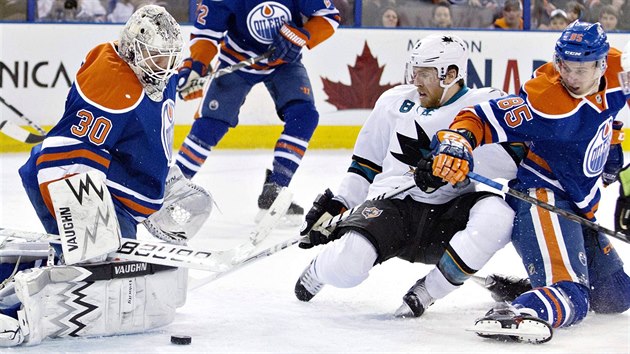 Edmontonsk glman Ben Scrivens vychytv Joea Pavelskho ze San Jose, obrannm zkrokem mu pomh slovensk bek Martin Marinin.