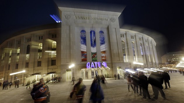 NA HOKEJ. Baseballov stnek Yankee Stadium tentokrt uvtal fanouky hokejovch Islanders a Rangers.