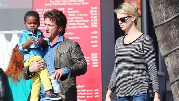 Sean Penn, Charlize Theronov a jej syn Jackson (28. ledna 2014)