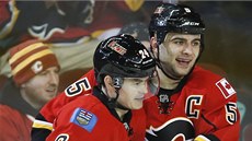 Gólová radost spoluhrá z Calgary. Vlevo je stelec Jií Hudler, blahopeje mu