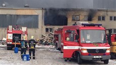 V areálu bývalých mrazíren v Kladn� ho�el uskladn�ný polystyren (31.1.2014)
