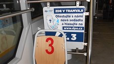 Jedna z testovaných sedaek v ostravské tramvaji. Oproti dívjím typm zcela...