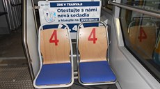 Jedna z testovaných sedaek v ostravské tramvaji. Polstrovaný je jen sedák,...