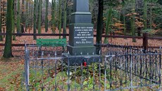 Památník ruským a francouzským vojákům na Zámeckém kopci nad Veselíčkem