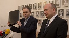 Ministr kolství Marcel Chládek (vlevo) ukazuje pi pebírání ministerstva