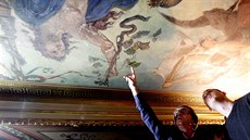 Restaurátoi obnovují nástropní malby v historické budov Národního divadla od...