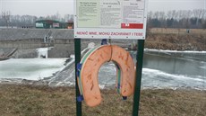 Neznámý zlod�j u� podruhé ukradl u jezu v Oseku nad Be�vou záchanné lano.