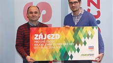 S CENOU. Petr Malík (vlevo) pózuje s certifikátem, díky kterému stráví víc ne...