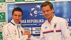 Tomá Berdych (vpravo) a Igor Sijsling po losování daviscupového duelu mezi