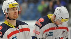 Smutný úto�ník Jozef Balej (vlevo) se sna�í skousnout 17 porá�ku Chomutova v