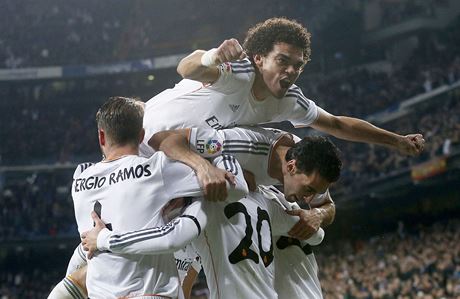 Na vrcholu pyramidy blázní radostí Pepe, který slaví  se spoluhrái z Realu